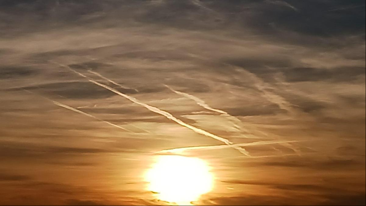 El espectáculo del sol rodeado de estelas
