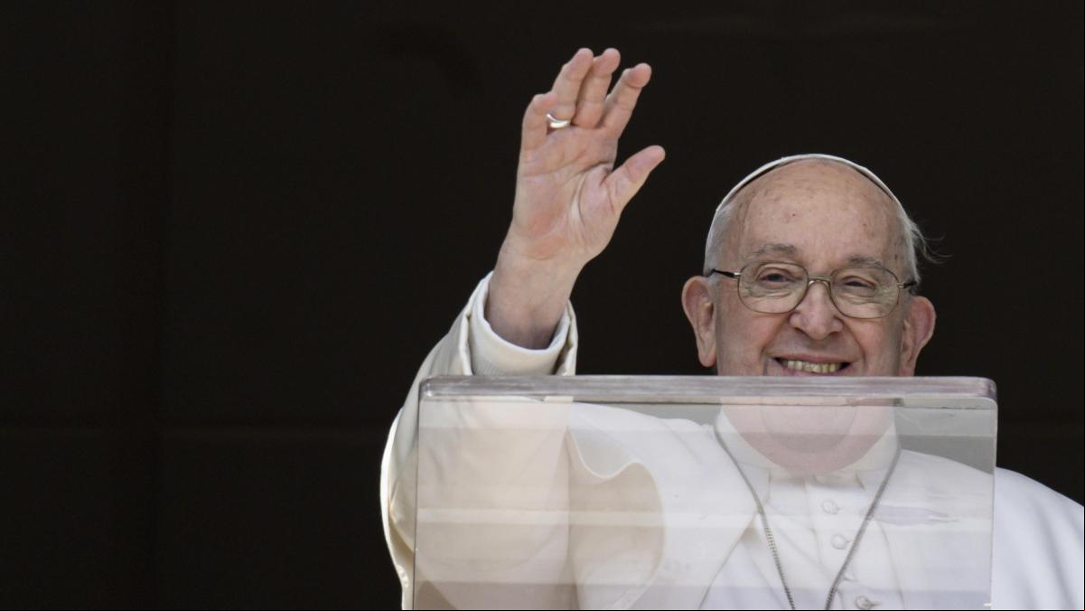 Polémica por unos sacerdotes que rezan para que el Papa pueda ir al cielo cuanto antes