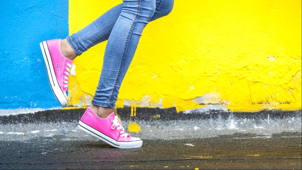Retro, minimalistas y en tonos vibrantes: son las sneakers que se llevarán en 2024