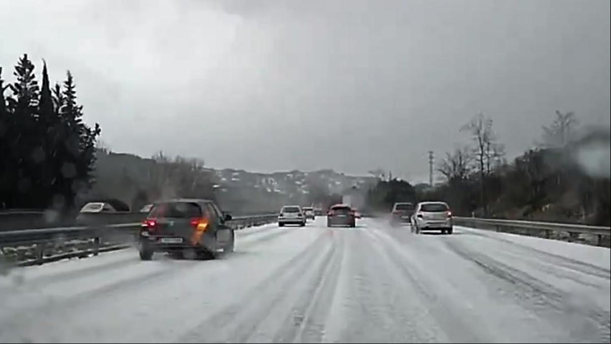 El temporal y la nieva deja un rastro de incidencias viarias en el Vallès
