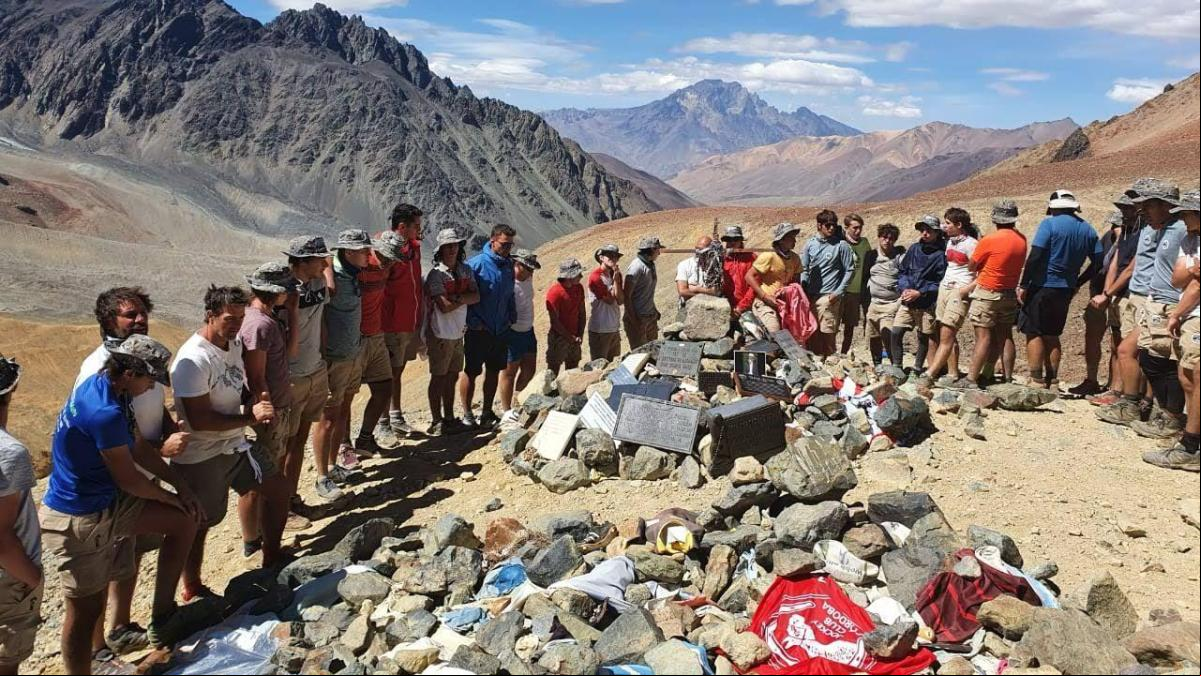 Los turistas de La sociedad de la nieve