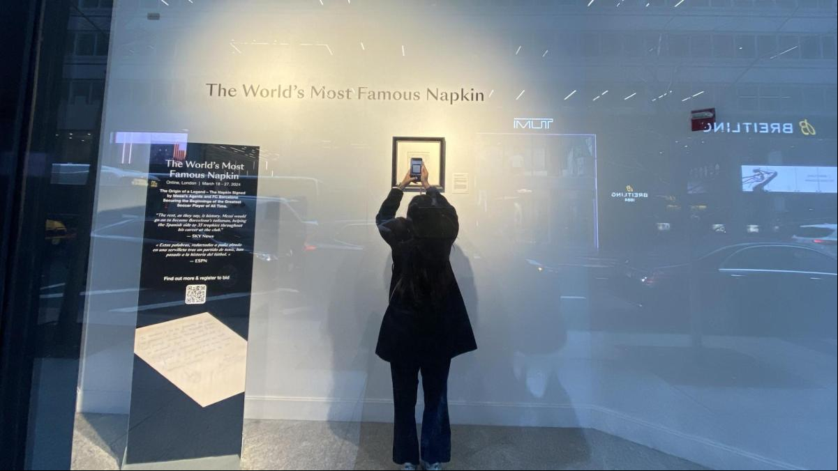 Peregrinos de Messi en Nueva York para ver la servilleta más famosa del mundo