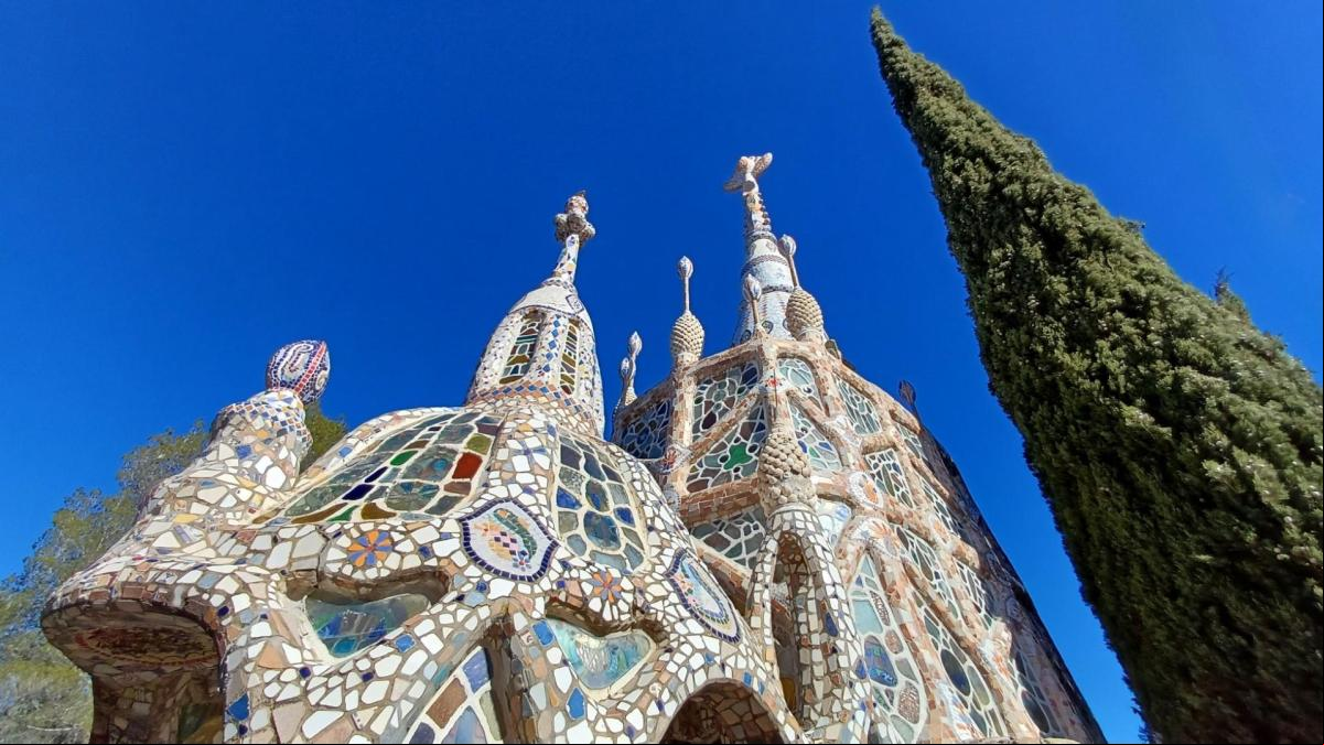 El sorprendente templo gaudiniano de Piera