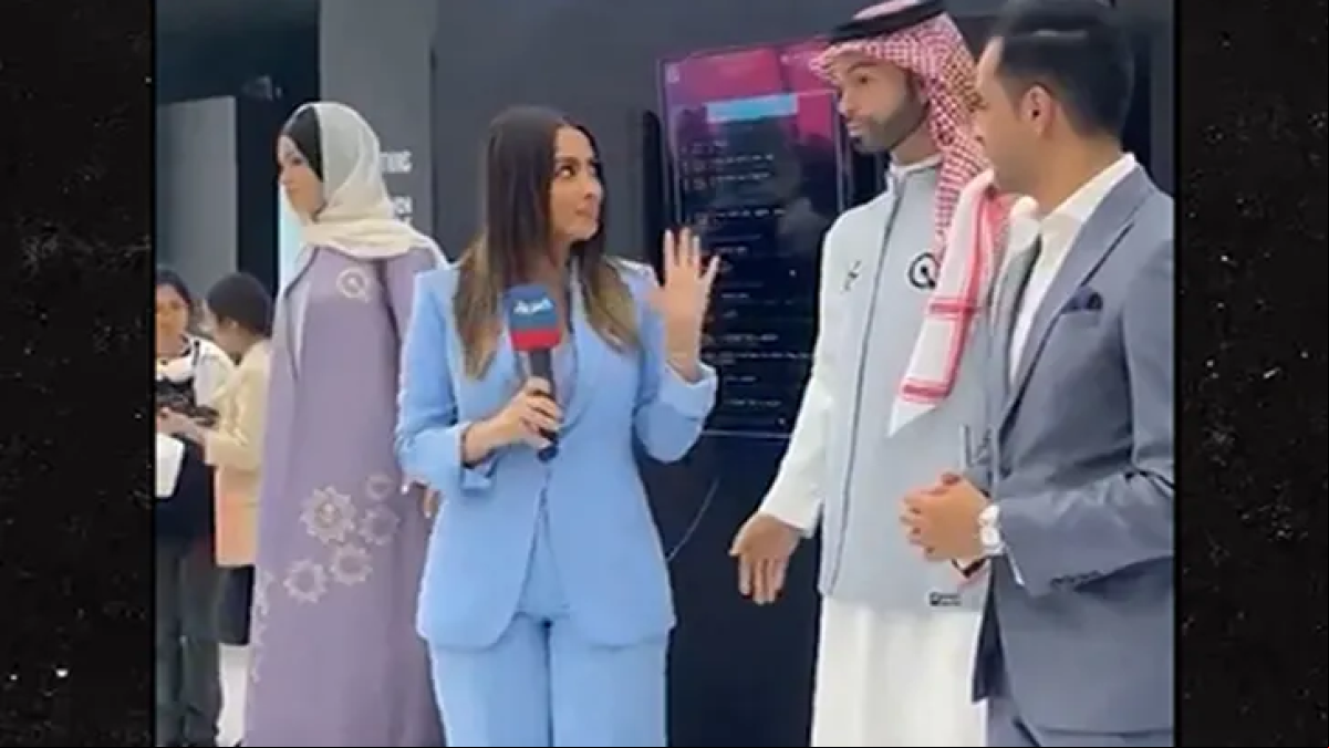 El gesto inapropiado de un robot masculino creado por IA: toca las nalgas de una periodista El gesto inapropiado de un robot masculino creado por IA: toca las nalgas de una periodista