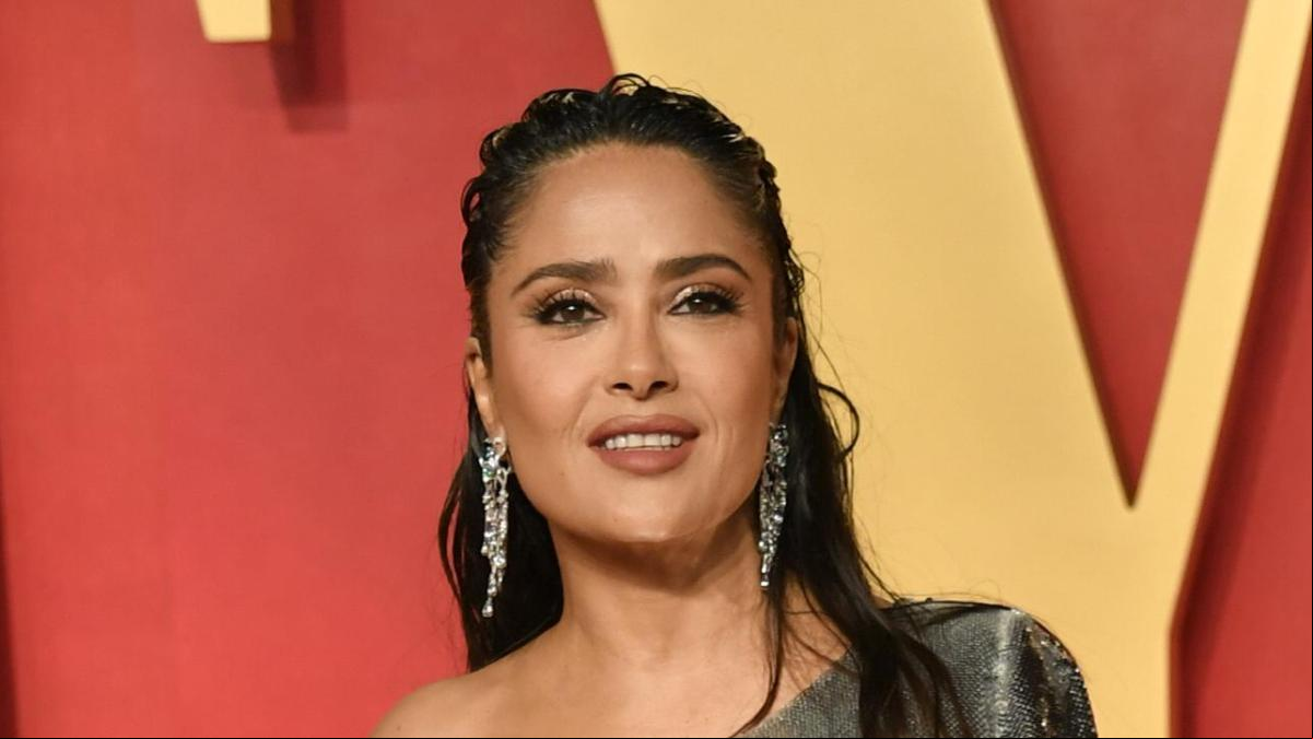 Salma Hayek presume de sus canas en bikini durante su viaje a Ibiza