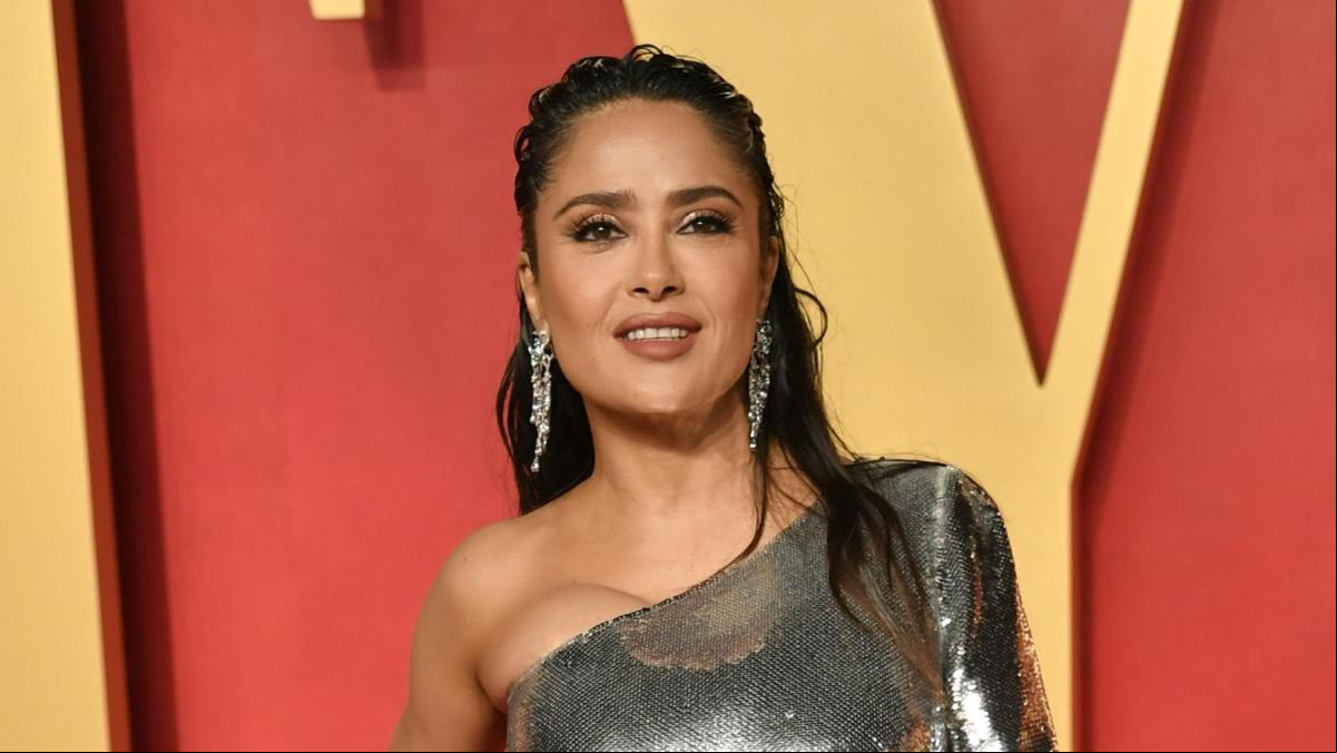 Salma Hayek impresiona con la misma foto 20 años después: “Algunas poses nunca pasan de moda”