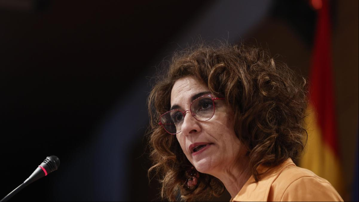 Madrid pide la dimisión de la ministra de Hacienda por “airear” datos del novio de Ayuso