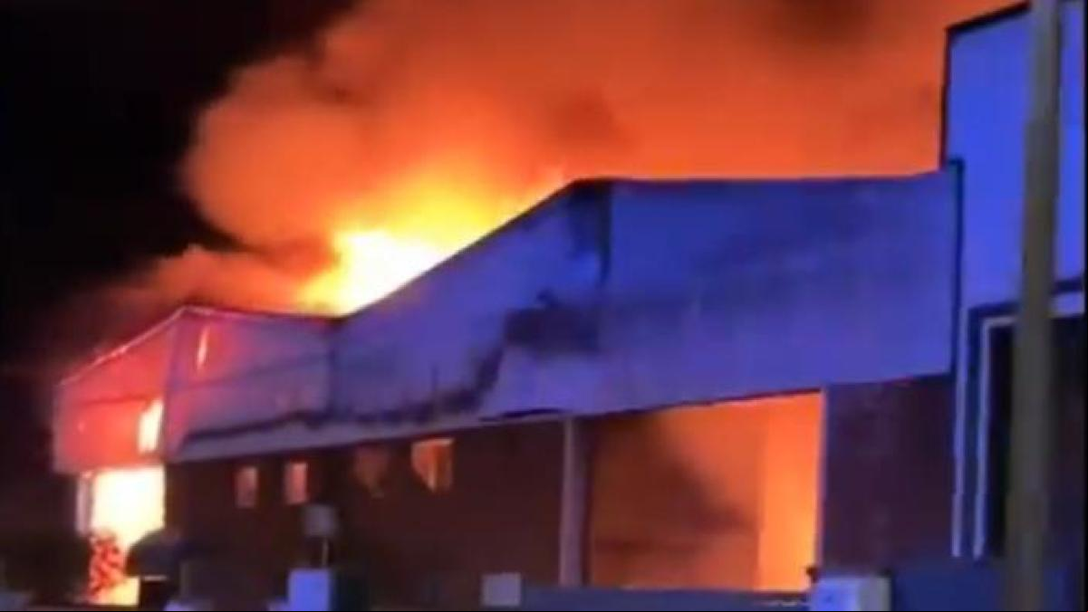 Dos heridos graves al incendiarse una nave en un polígono industrial de El Vendrell