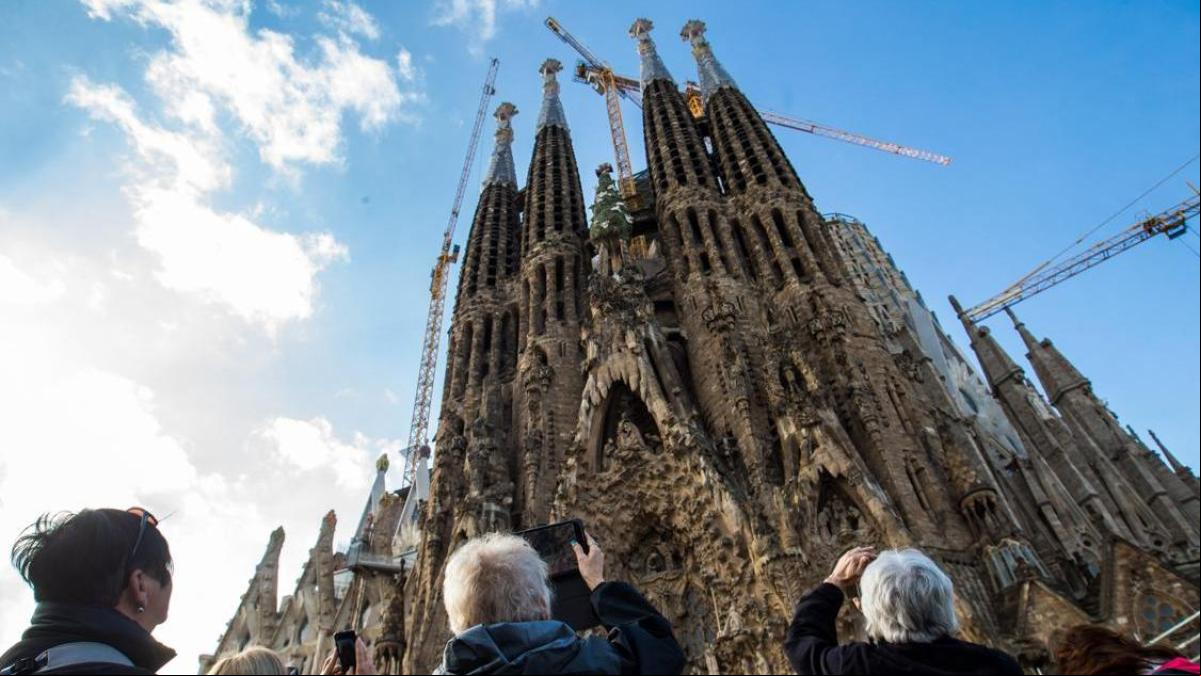 La actitud de los turistas en el metro de Sagrada Família que obliga a TMB a tomar medidas