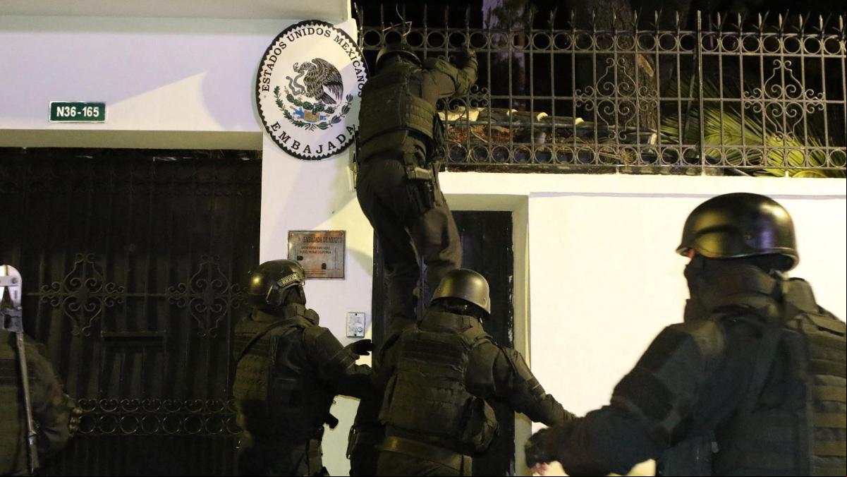 Ecuador asalta la embajada de México en Quito y desata un tifón diplomático