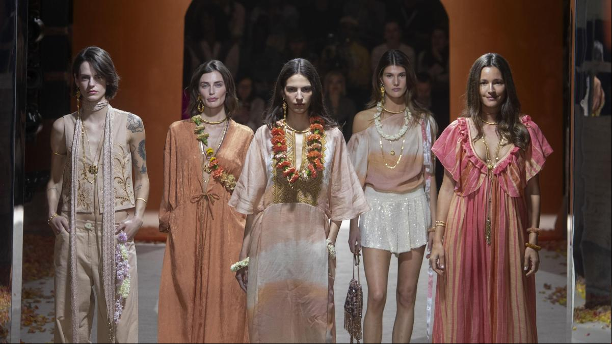 Hoss Intropía se inspira el festival Holi de India en su debut en la 080 Barcelona Fashion