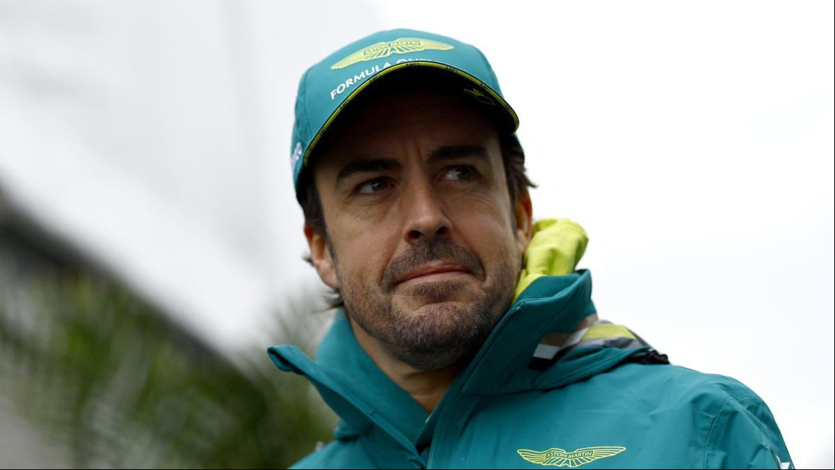 El nuevo Aston Martin Valkyrie de Fernando Alonso se avería horas después de estrenarlo: la grúa se lo lleva en Mónaco