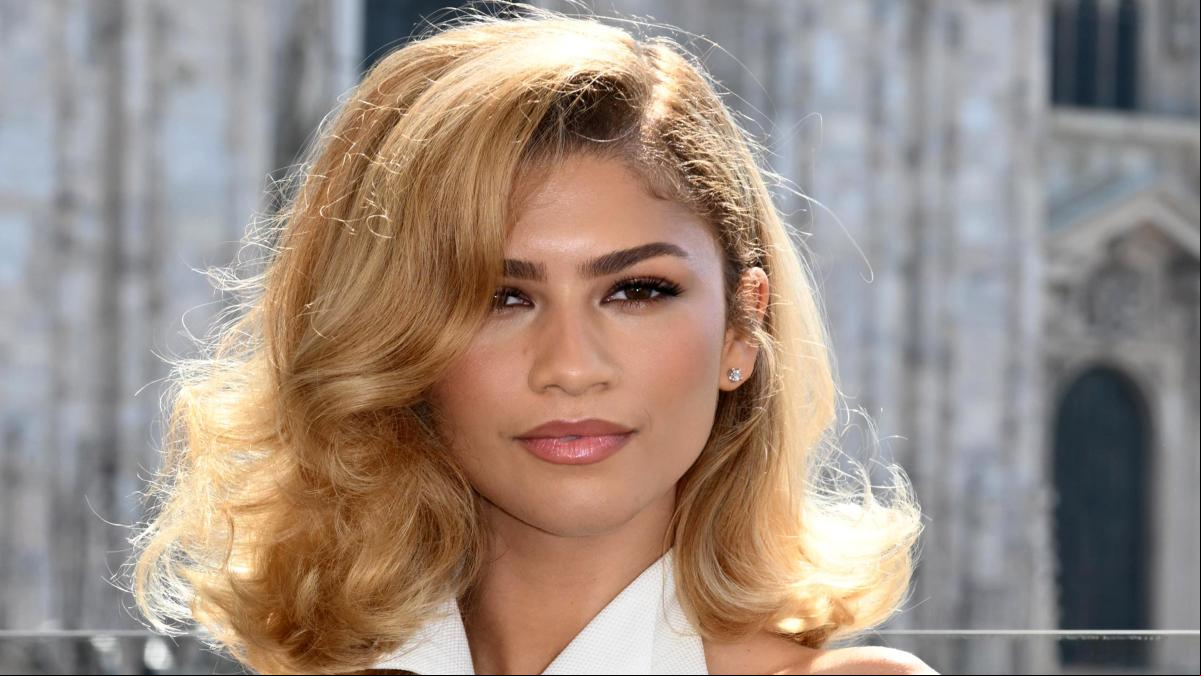 Zendaya adapta la técnica del sándwich al estilo Y2K