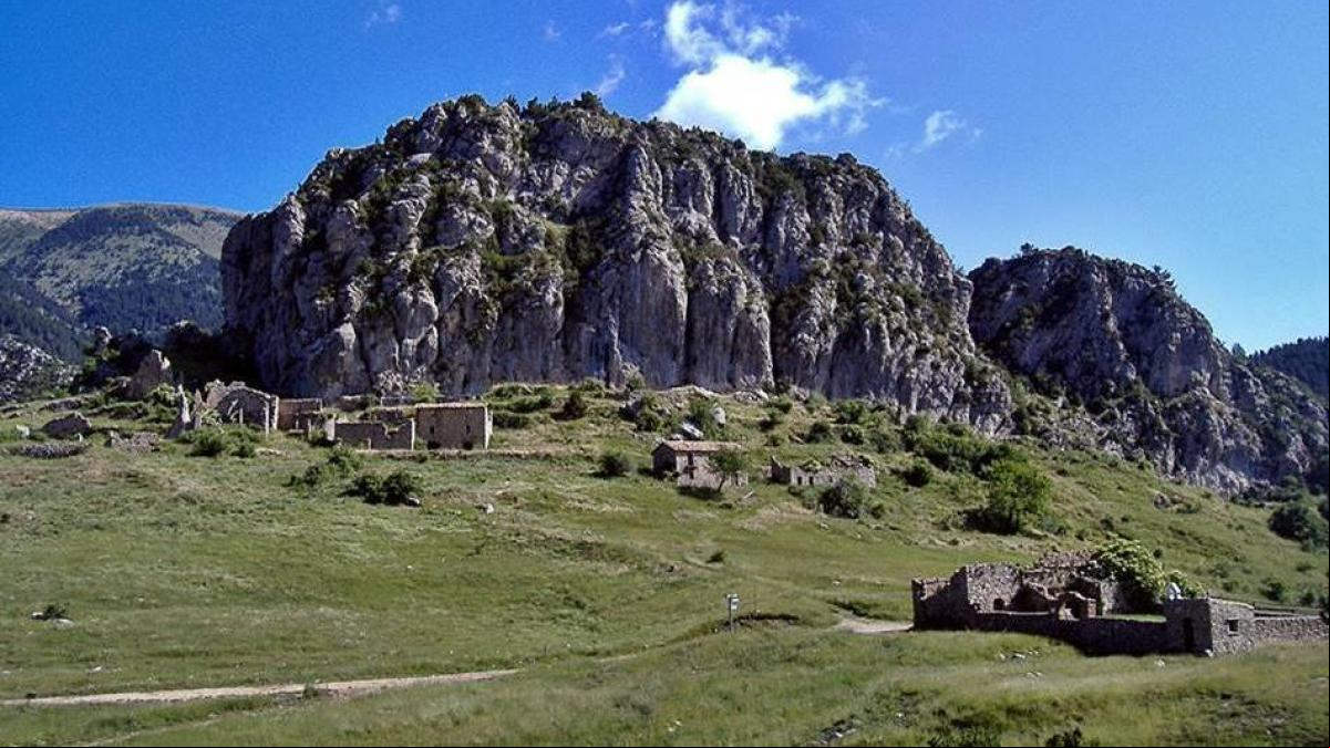 Peguera, el pueblo deshabitado bajo una roca