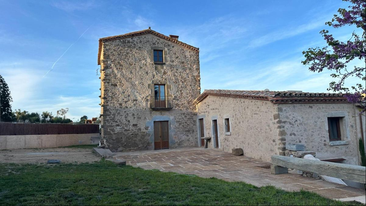 Empordà residencial convierte una masía catalana histórica en un hogar de ensueño. La casa, ubicada en Sant Iscle dEmpordà, evoca con claridad la estética tradicional ampurdanesa de la época, un torreón del siglo XVII restaurado con maestría que combina el encanto rústico con el lujo contemporáneo