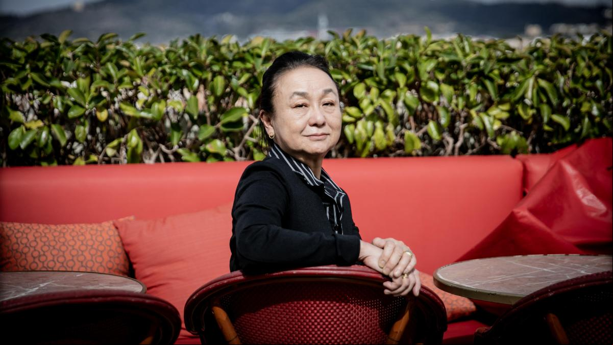 “Al amanecer, el mundo me besa en tu boca, mujer”