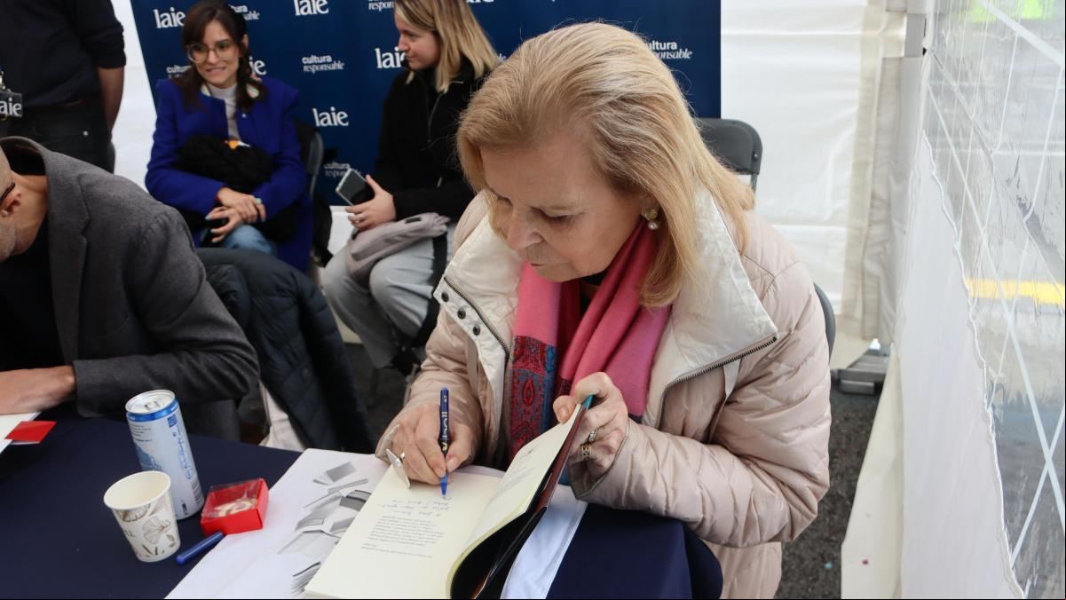 Tinta y desvirtualización: las anécdotas que deja Sant Jordi