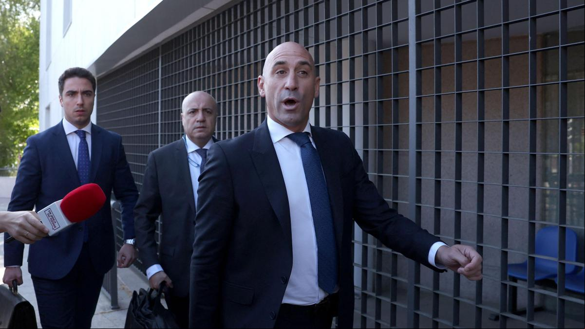La jueza impone medidas cautelares a Rubiales, pero no le retira el pasaporte