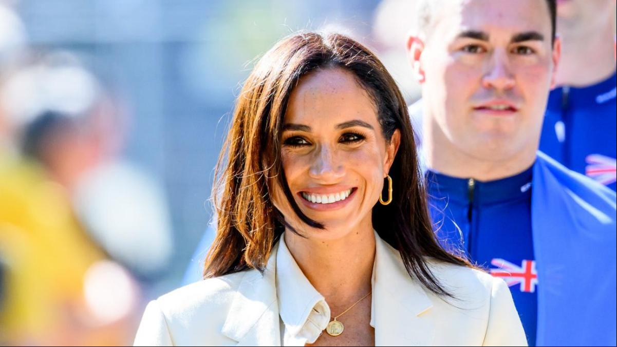 Los básicos de armario marcan un nuevo look en solitario de Meghan Markle