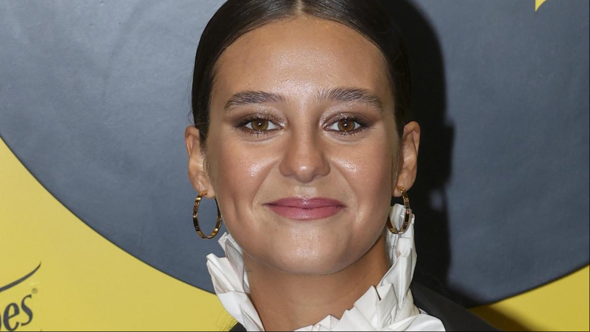 Con camisa romántica y zapatillas de moda: el look de casi 6.000 euros de Victoria Federica