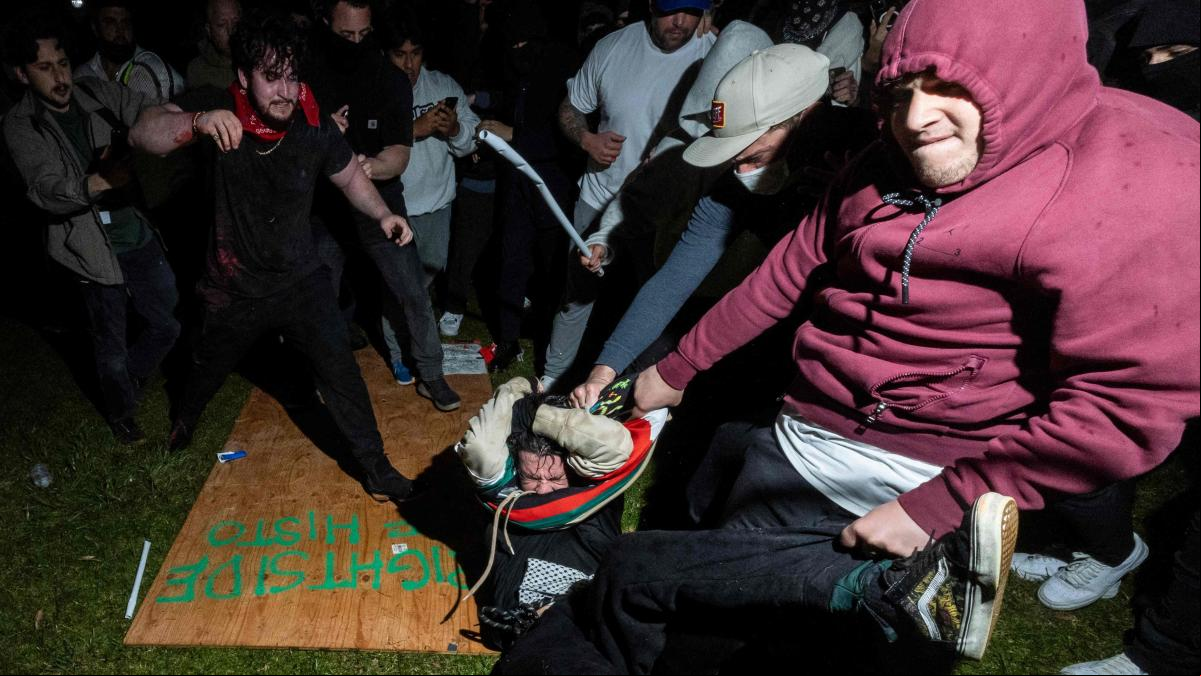 Enfrentamientos entre manifestantes en el campamento propalestino de UCLA