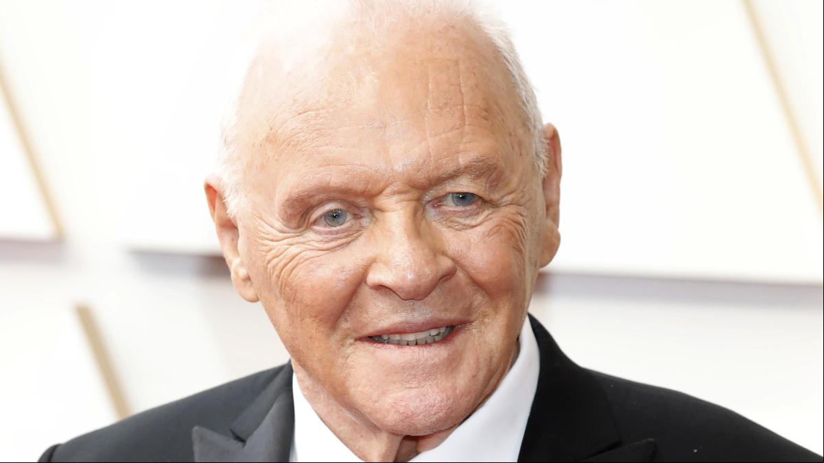 Anthony Hopkins sorprende a sus seguidores con un simpático vídeo desde su casa: Como si nadie estuviera mirando