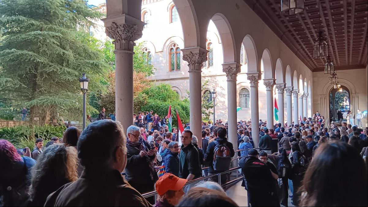 Concentración a favor de Palestina en la UB