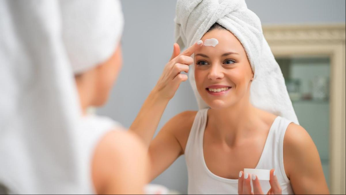 Descubre el poder de las cremas regeneradoras y consigue una piel suave y lisa