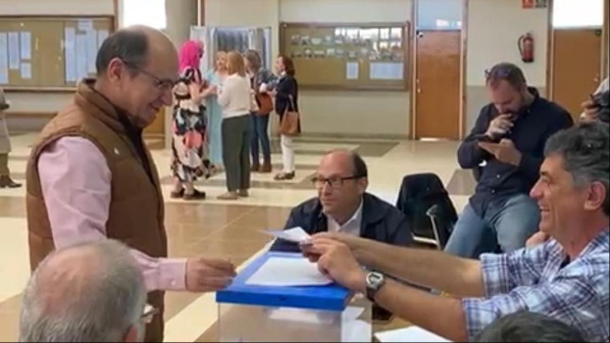 Uno de los candidatos a rector de la Universidad de León llama cariño, hija y señorita a otra contrincante que aspira al cargo