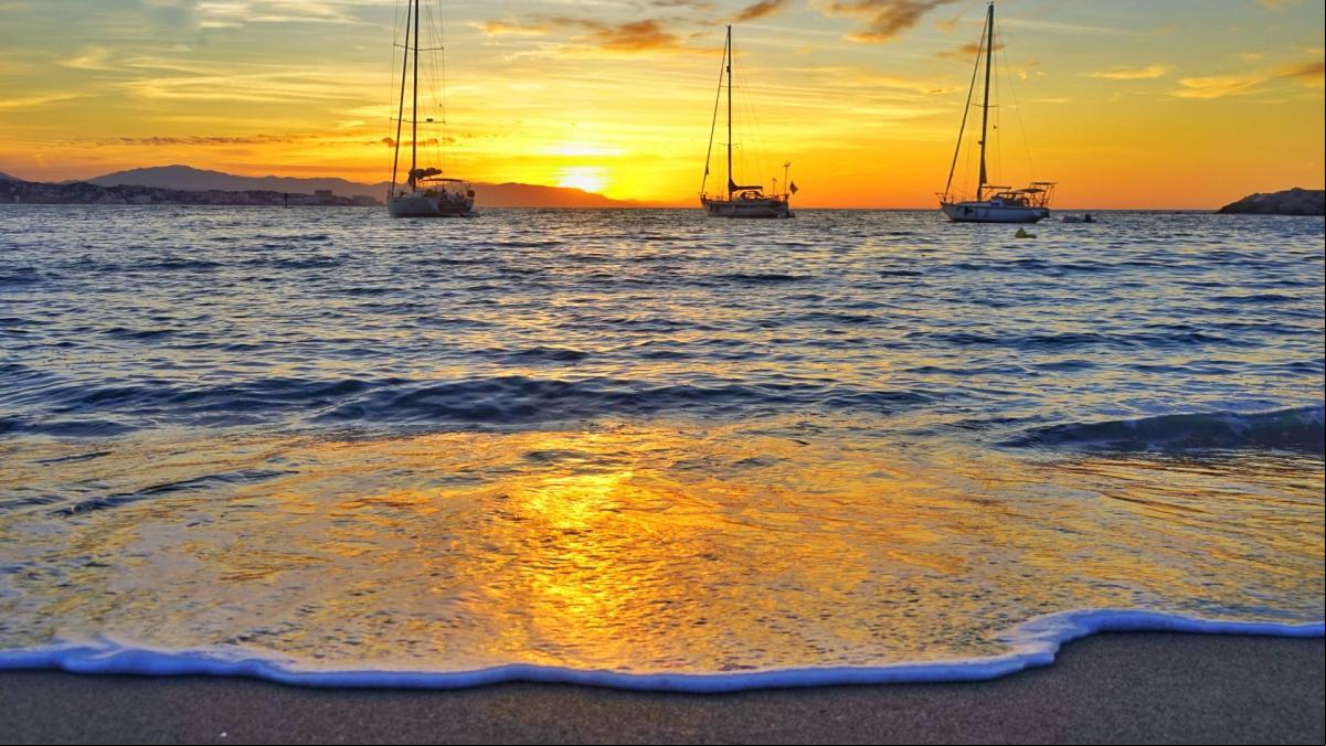 Los reflejos de las nubes bajas en la playa