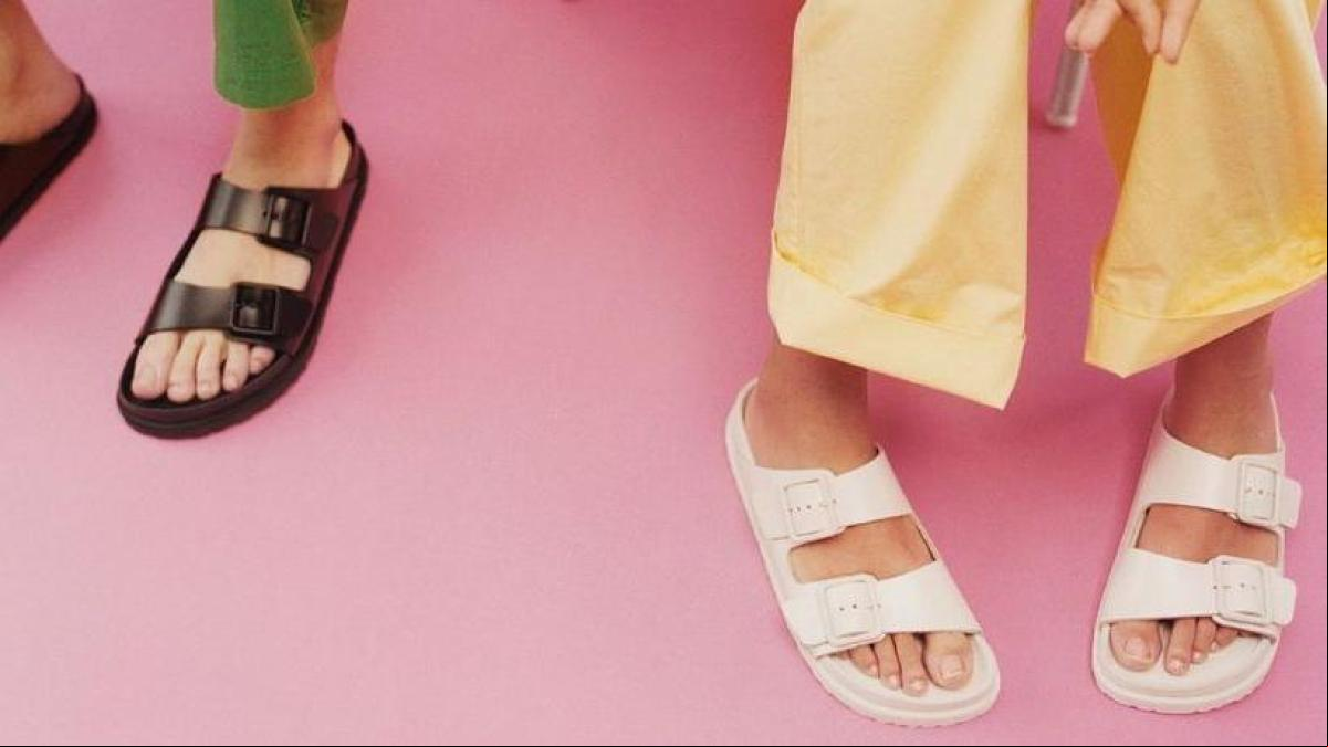 El truco de un zapatero para limpiar el interior de las sandalias tipo Birkenstock con una herramienta que tienes en casa: “La mejor manera es desabrochar las hebillas”
