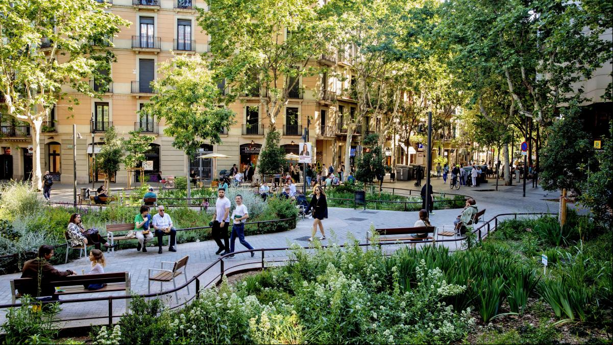 Barcelona pone en marcha una serie de retoques en los ejes verdes del Eixample