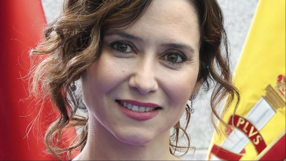 Isabel Díaz Ayuso, la invitada perfecta con el vestido vitamina y con efecto estilizador