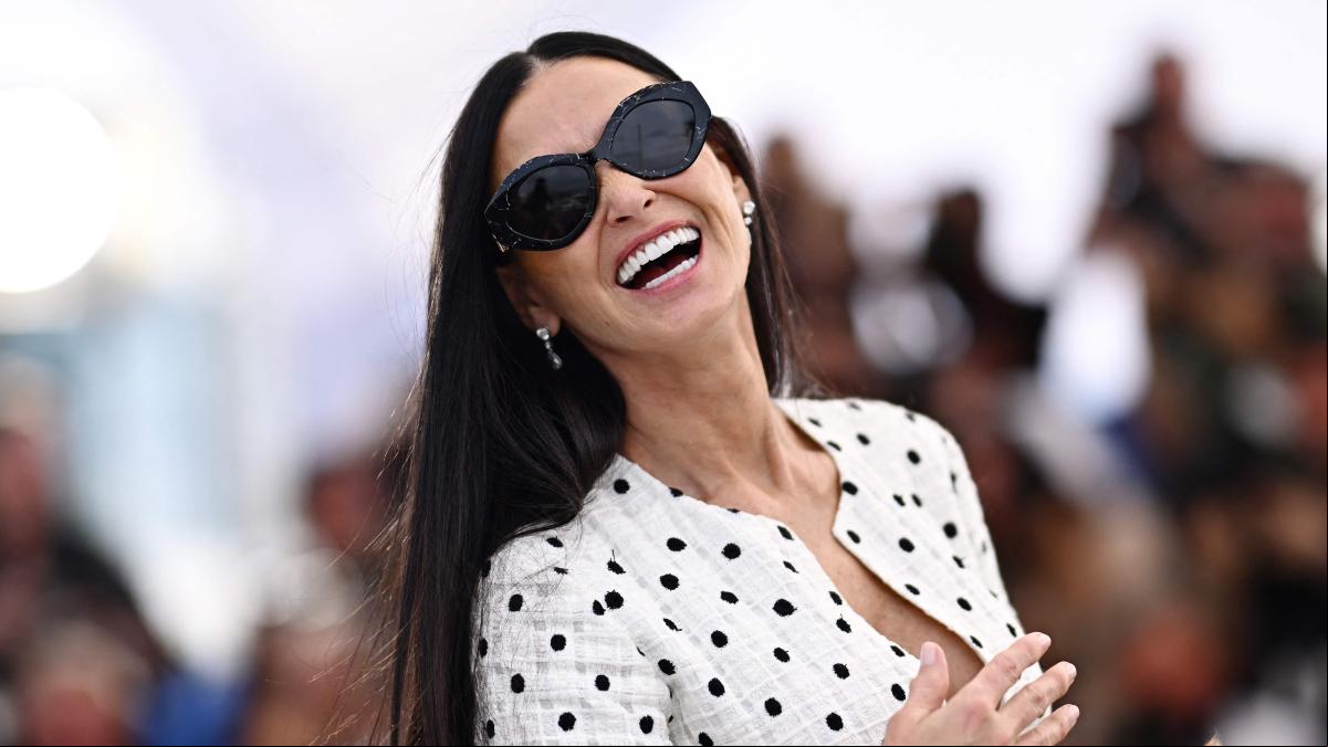 Demi Moore derrocha elegancia con una prenda que no puede faltar en el armario