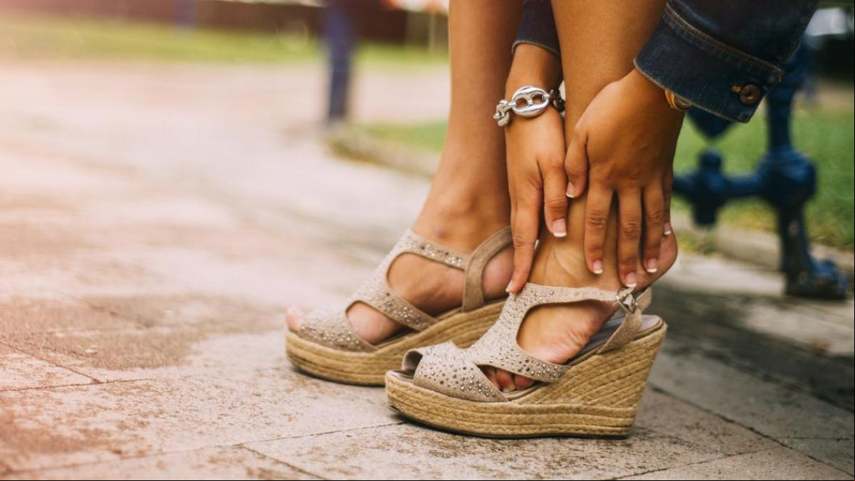 El increíble truco para evitar rozaduras en los pies con un producto de belleza icónico: “Será un antes y un después”