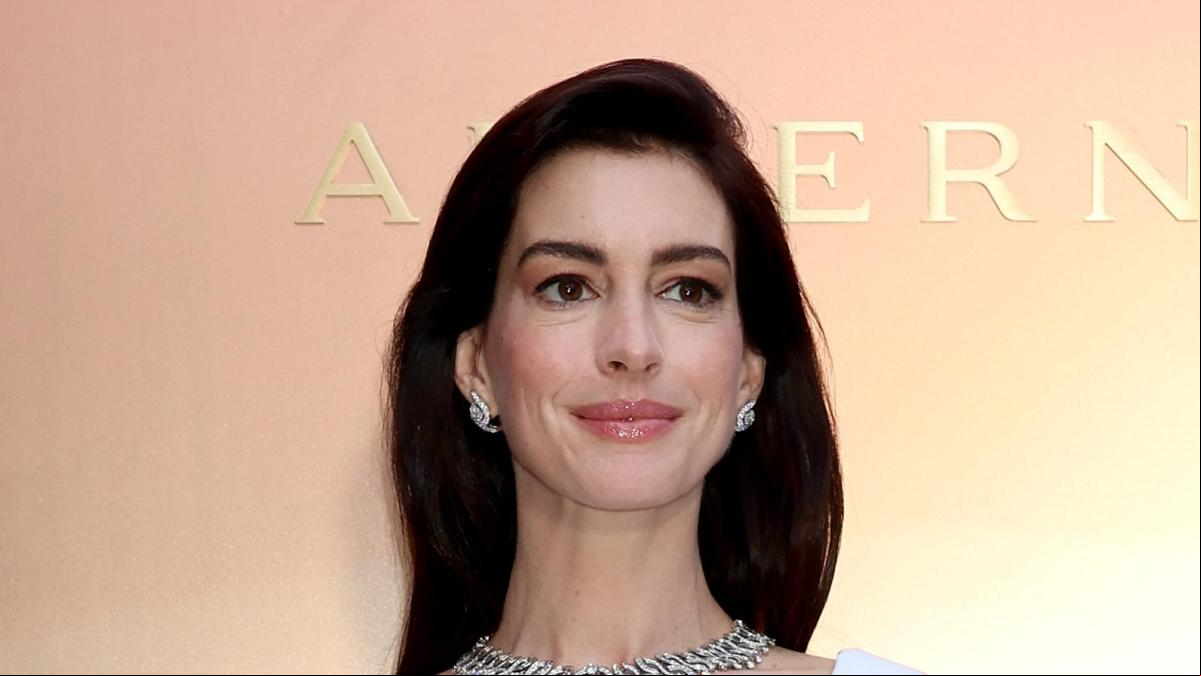 Anne Hathaway reinterpreta el vestido camisero en Roma