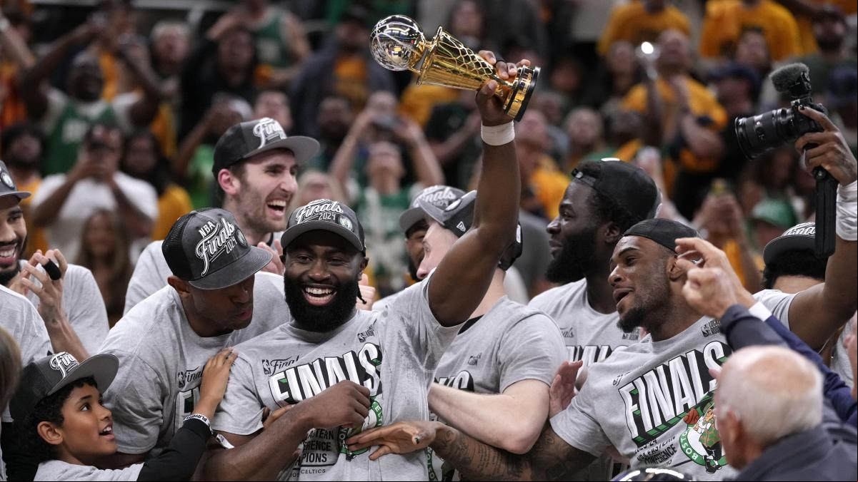 Brown y Tatum llevan a los Celtics a las Finales de la NBA y esperan a Doncic