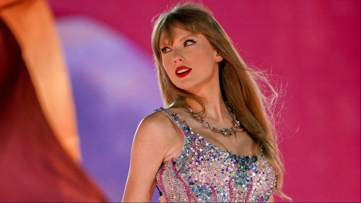 Muy buscado: este es el pintalabios rojo que Taylor Swift lleva en sus conciertos