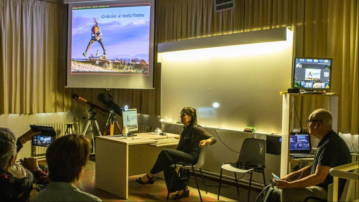 Carme Molist presenta su obra fotográfica en la Agrupació Astronòmica dOsona
