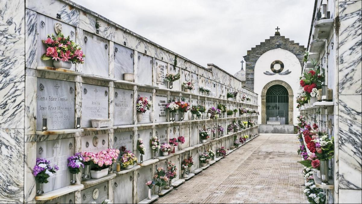 Unos jóvenes irrumpen en un cementerio, destrozan varios nichos y lo difunden en redes