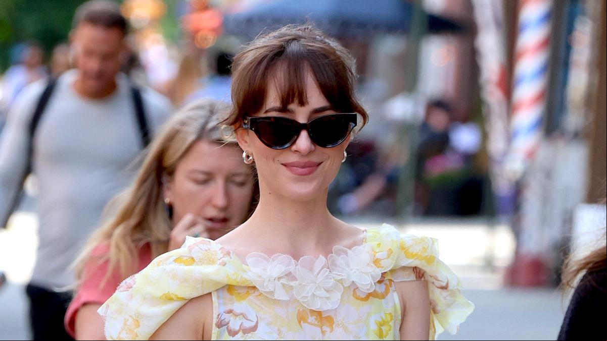 La nueva combinación favorita de Dakota Johnson: vestido romántico y zapatillas virales