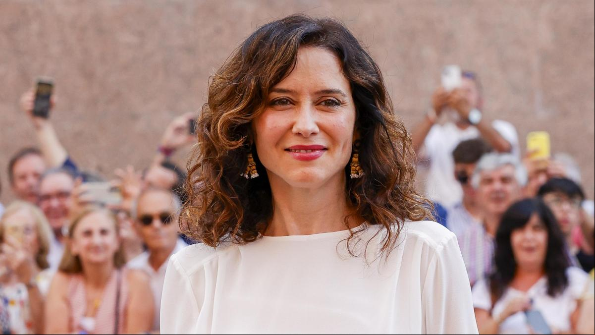 Zara firma la falda más ibicenca de Isabel Díaz Ayuso