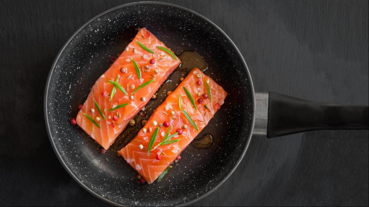 El truco para cocinar el salmón en la sartén y que no quede seco