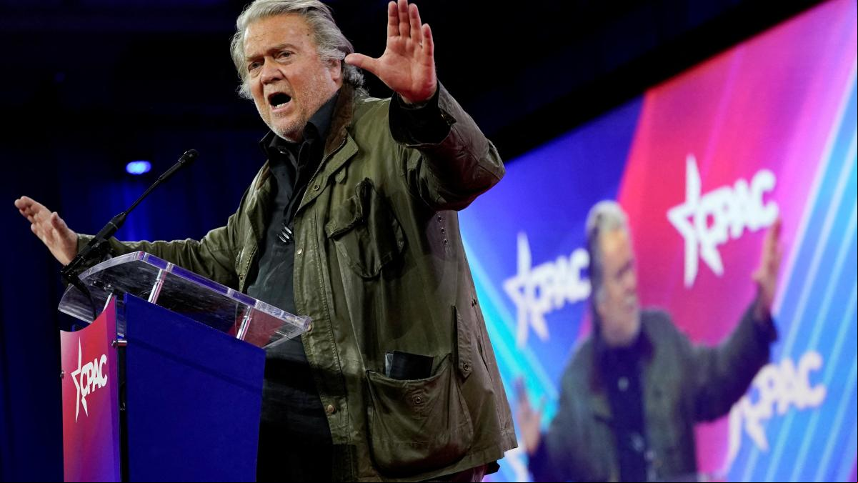 Steve Bannon con Yolanda Díaz al fondo