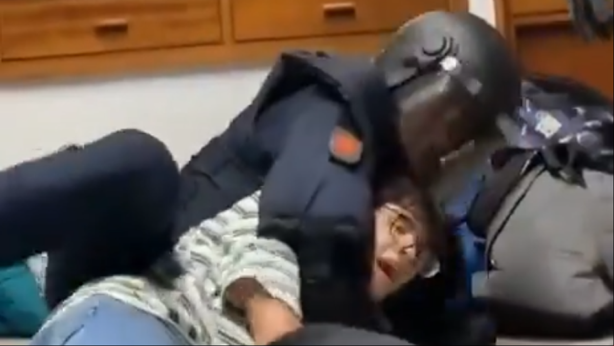 La Policía desaloja el encierro de los estudiantes pro Palestina en la Universidad de Sevilla