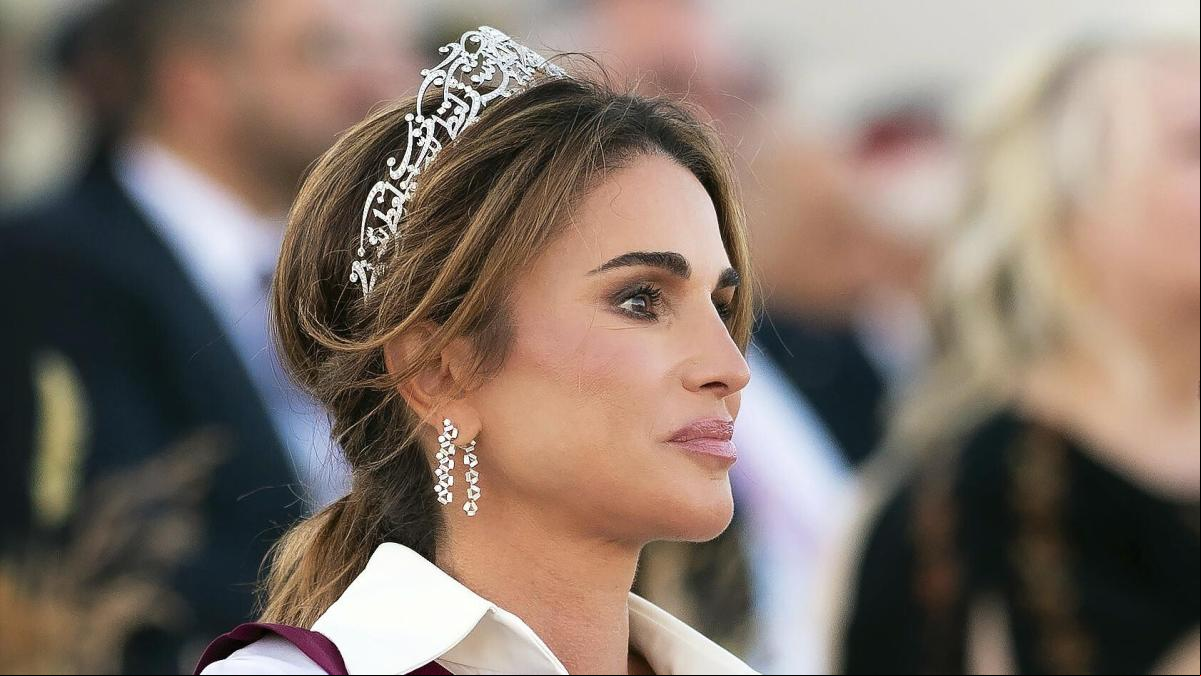 El truco de Rania de Jordania para sofisticar el pantalón cargo