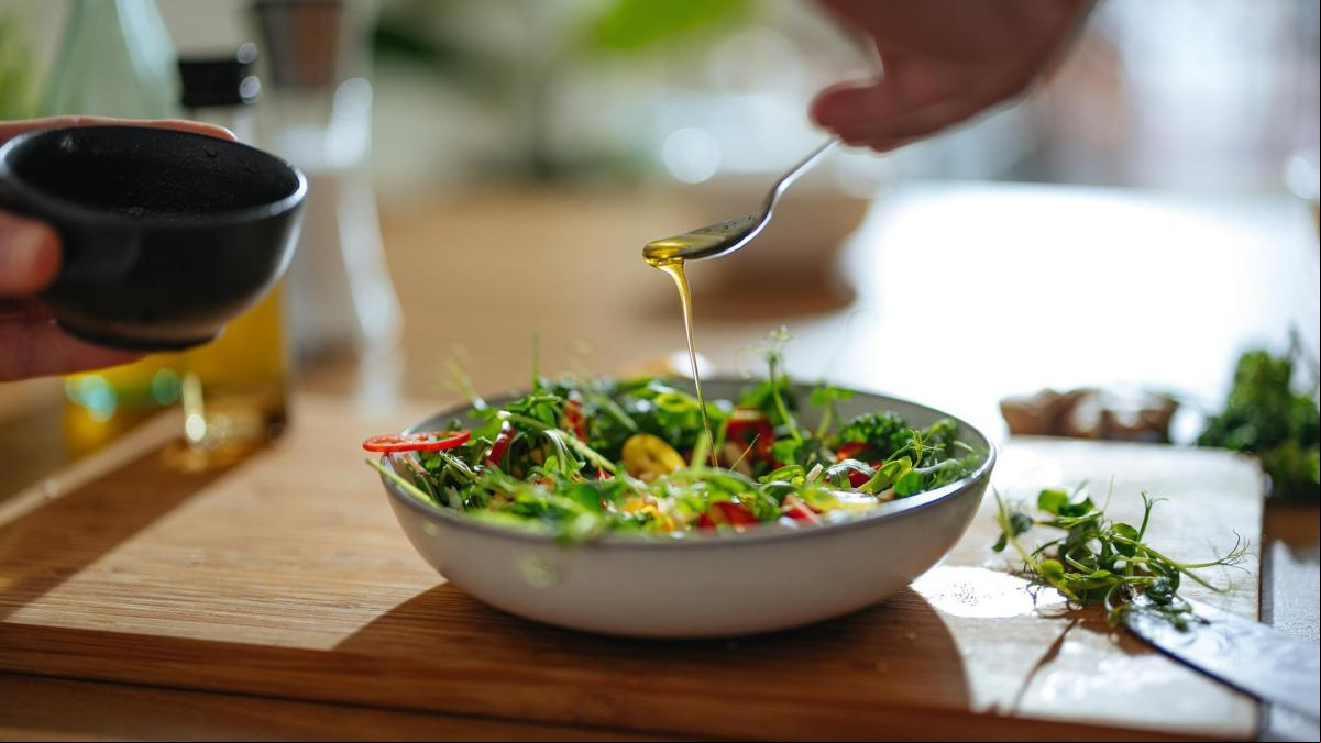 5 vinagretas fáciles y rápidas para subir el nivel de tus ensaladas este verano