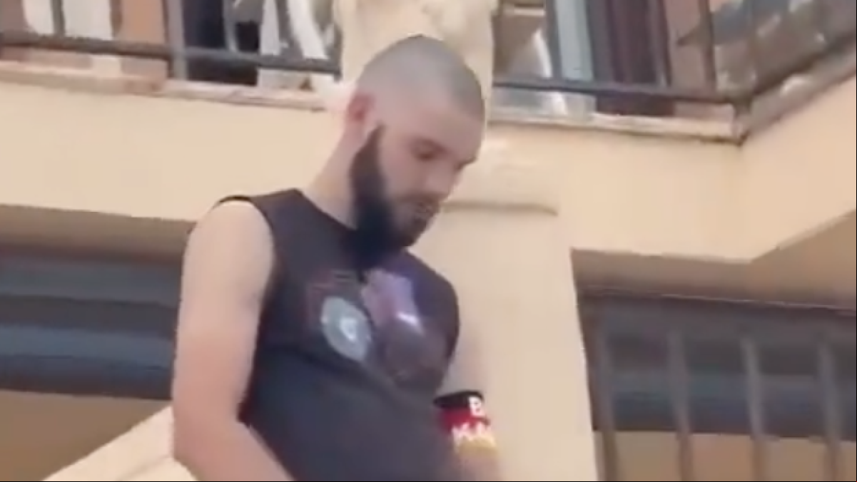 Un turista alemán orina en un balcón de un edificio en la Playa de Palma