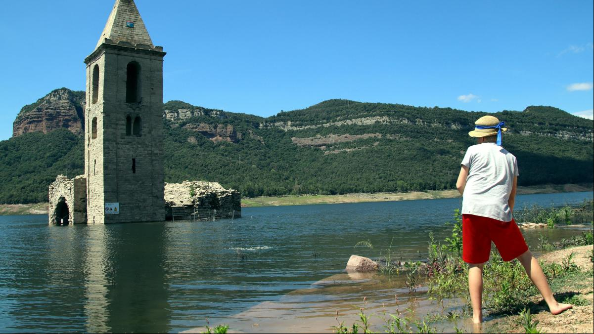 Curiosos se acercan al pantano de Sau para ver cómo se ha llenado con las últimas lluvias