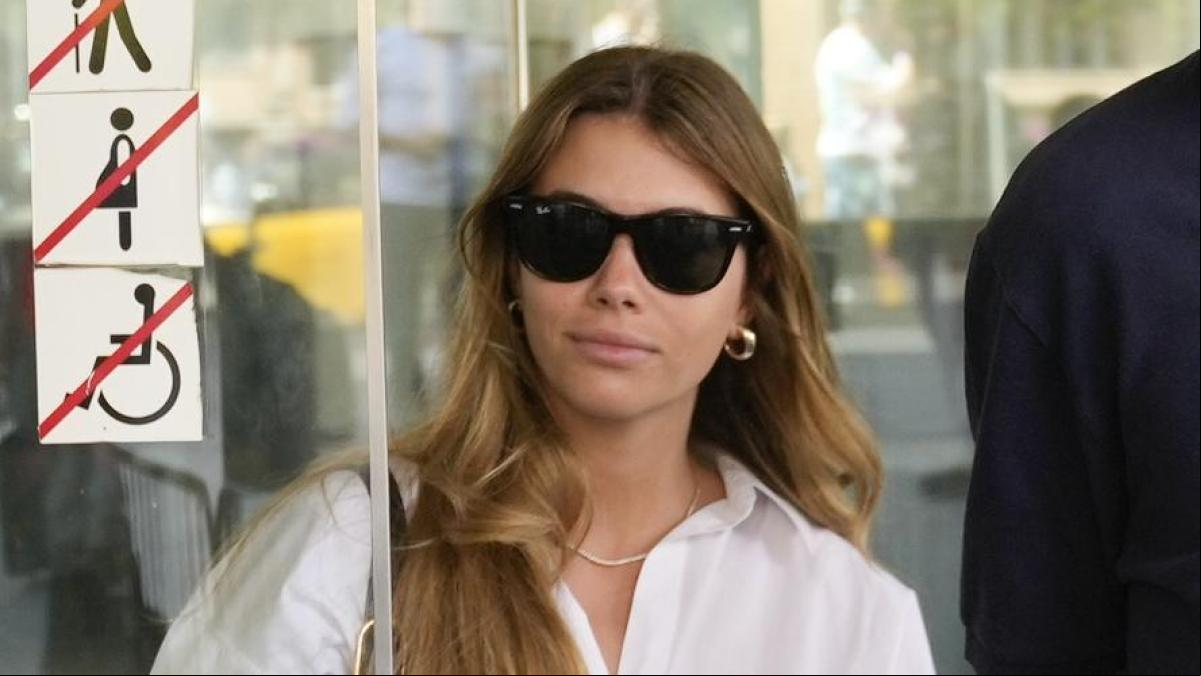 El look clásico y elegante de Clara Chía que copiarás para ir a la oficina